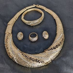 NWOT, BEAUTIFUL AFRICAN PARTY JEWELRY SET.